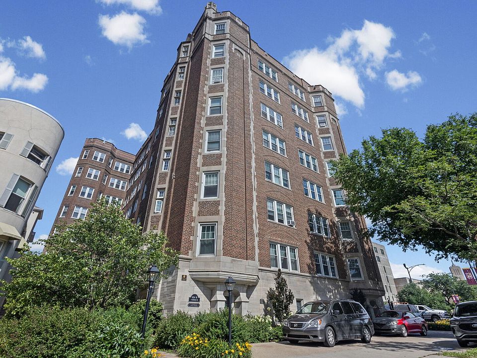 1st image of 6334 N Sheridan Rd #1E