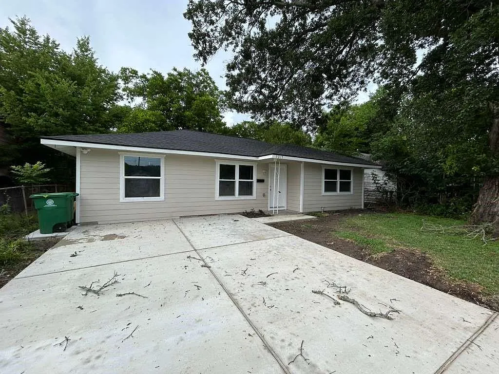 4 bed, 2.0 bath, 1120 sqft, $1,800 — Photo 2