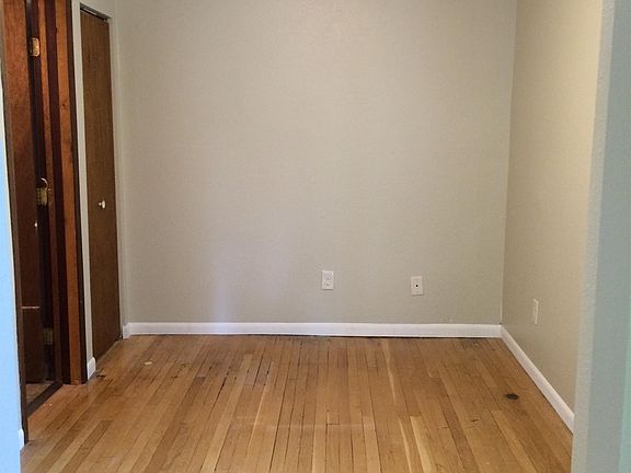 3rd image of 1110 College St N APT 3