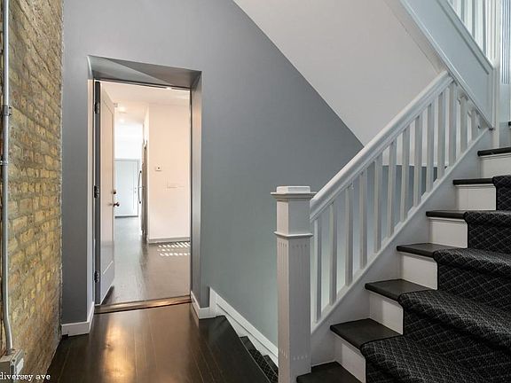 5th image of 2834 W Diversey Ave #921