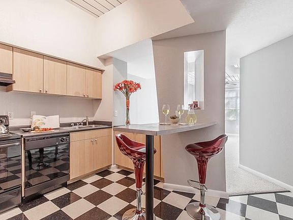 3rd image of 2411 W Horatio St Unit 519