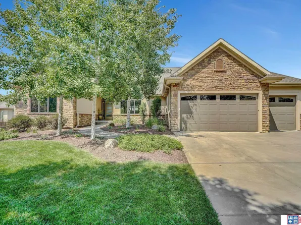 8610 Oakmont Dr, Lincoln, NE 68526