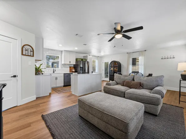 20811 Trapper Ln, Lago Vista, TX 78645