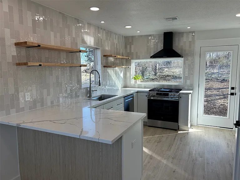 704 S Maryland Ave — Photo 5