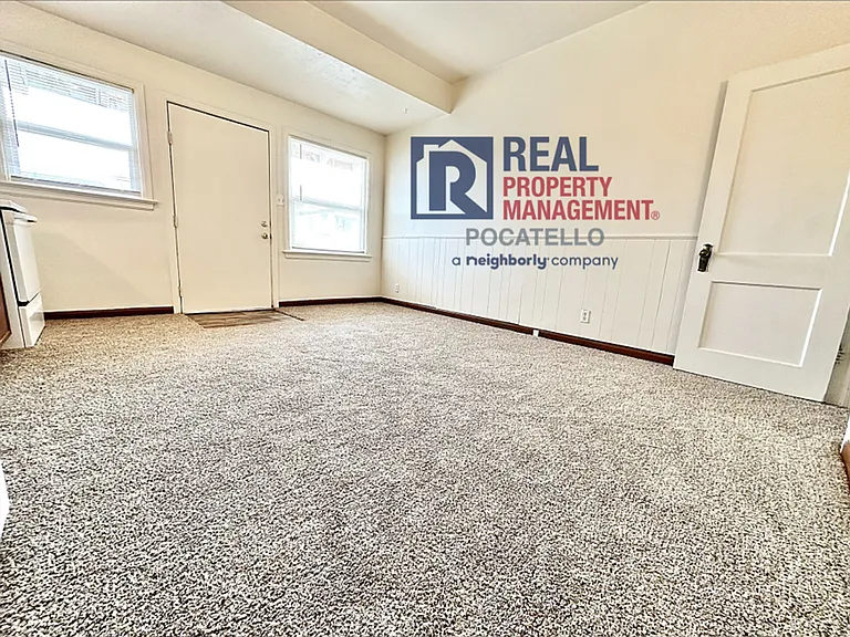 355 S Johnson Ave — Photo 3
