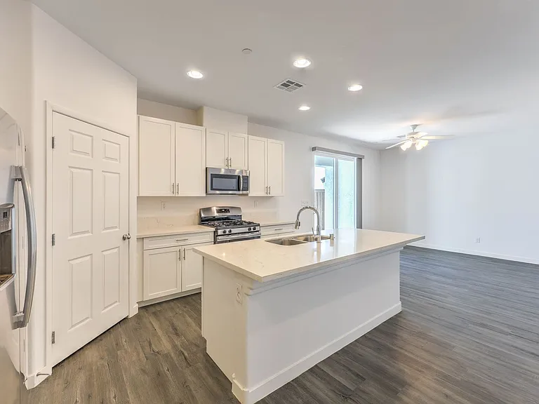 1535 Franklin Ln — Photo 11