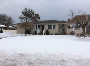 24 Copperbeech Rd, Saint James, NY 11780