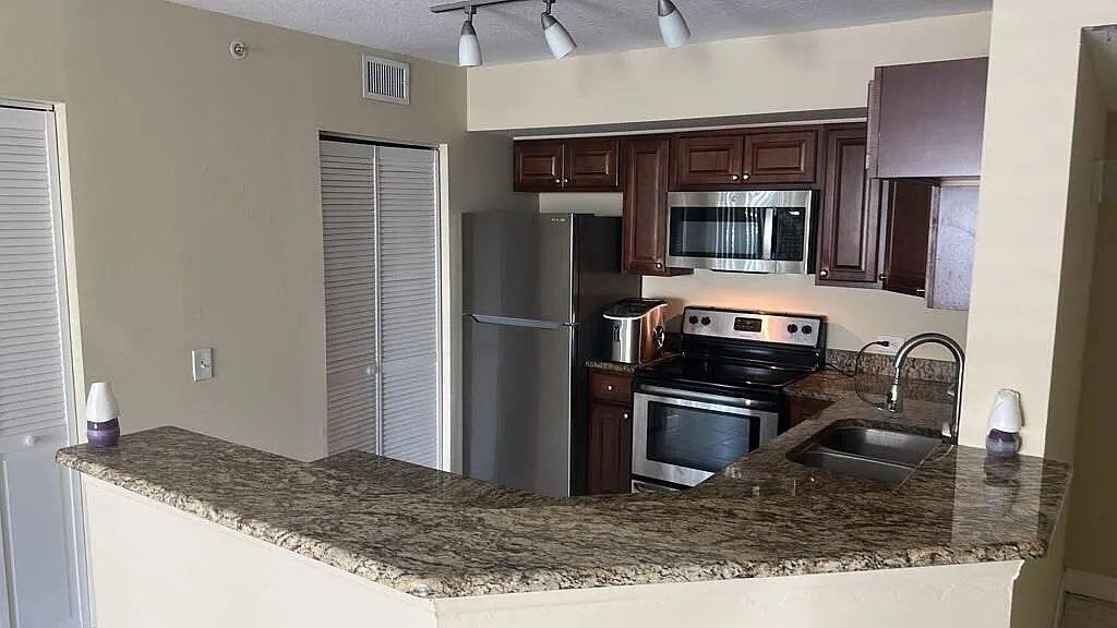 3 bed, 2.0 bath, 1233 sqft, $2,650 — Photo 3