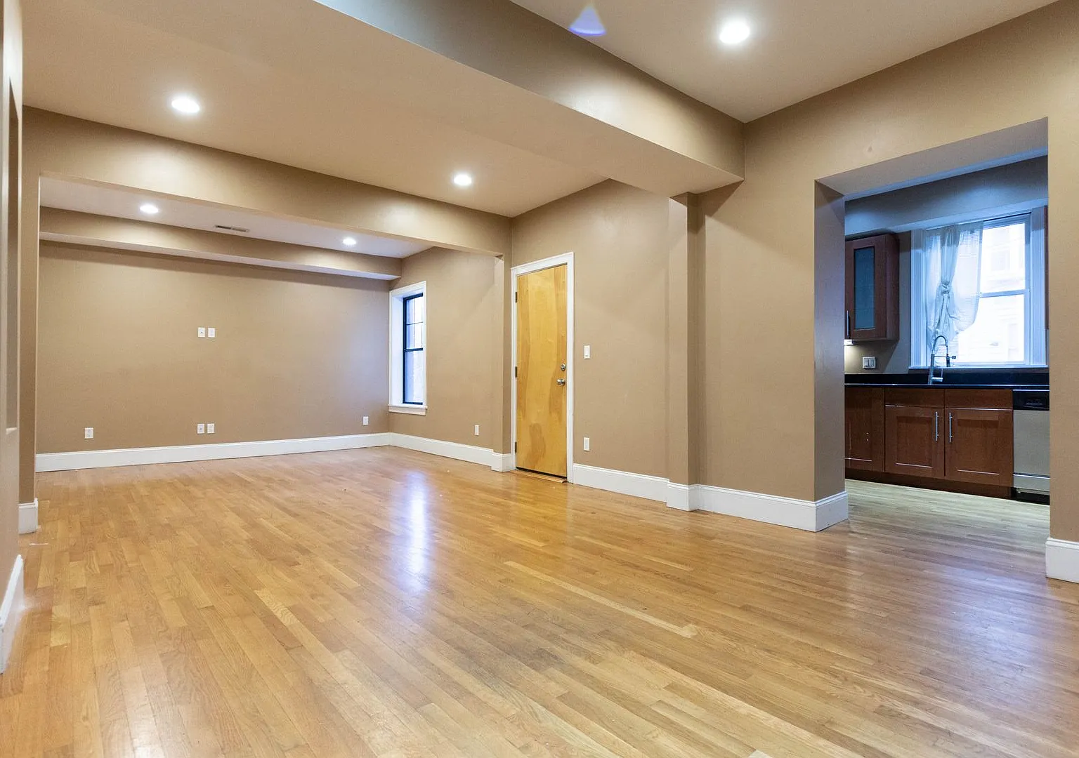 No Brokers Fee, Large Unit on Washington Sq. In-Unit Washer and Dryer, Central Heat/AC Large Bedr... — Photo 2