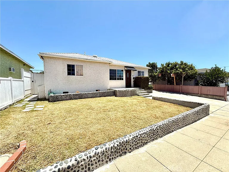 1946 Dawson Ave — Photo 2