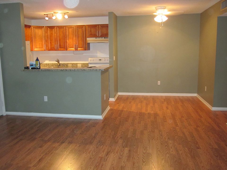 1st image of 805 NE 199th St APT 102
