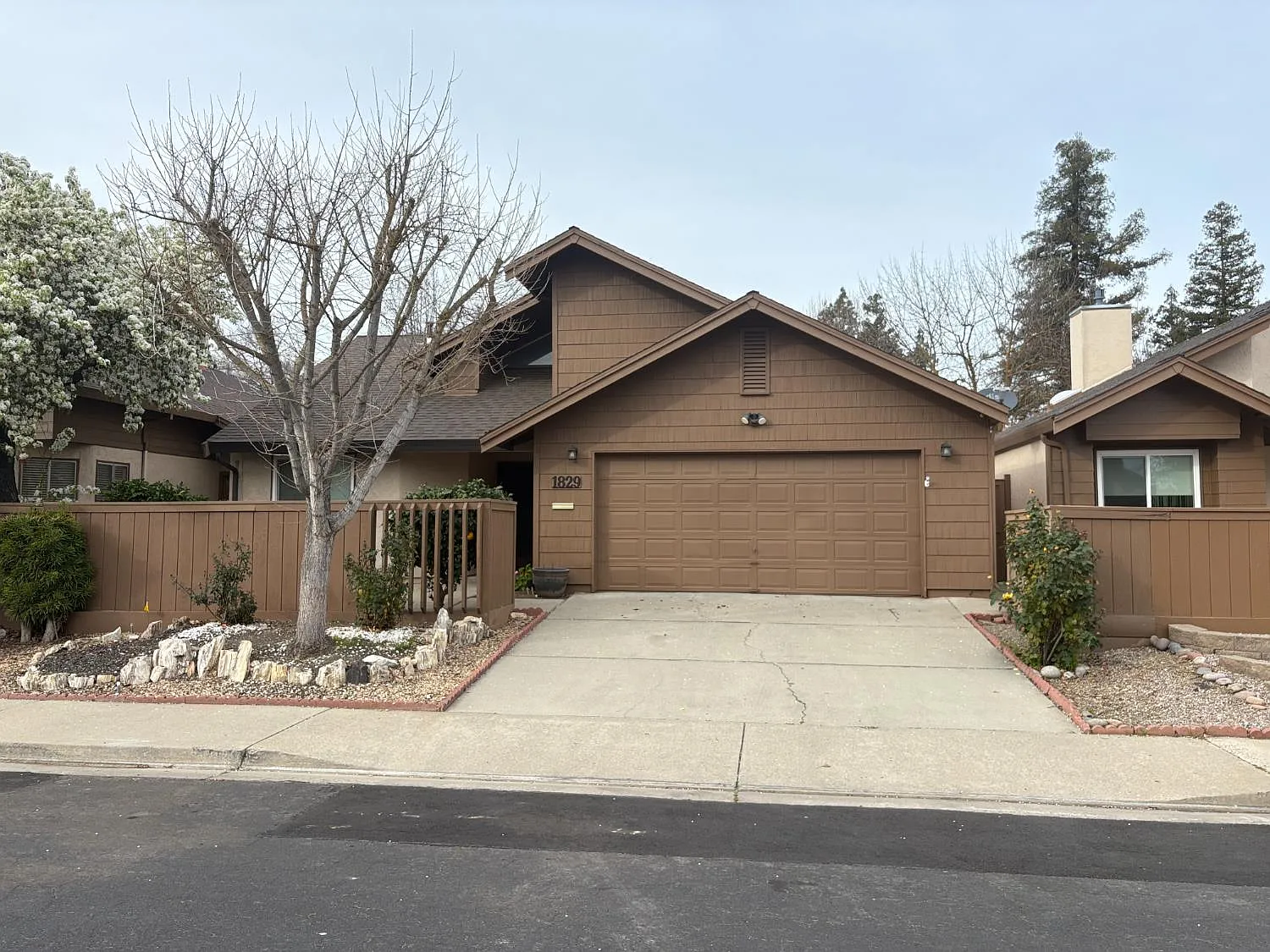 1829 Oak Leaf Dr photo 1