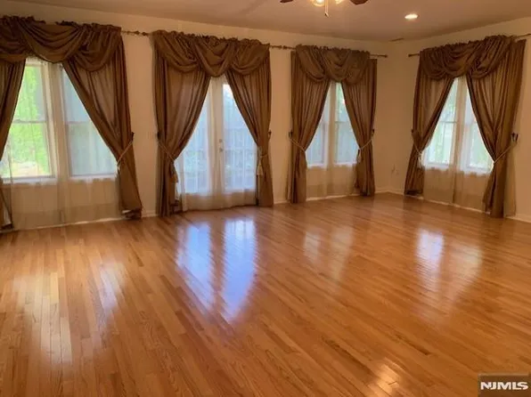 279 Slocum Way image 10 of 15