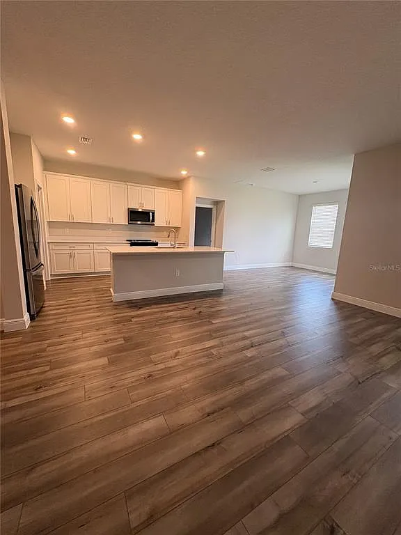 4 bed, 3.0 bath, 1979 sqft, $2,200 — Photo 2