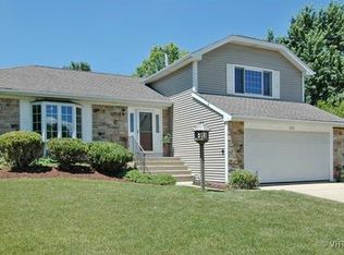 390 Partridge Ct, Algonquin, IL 60102