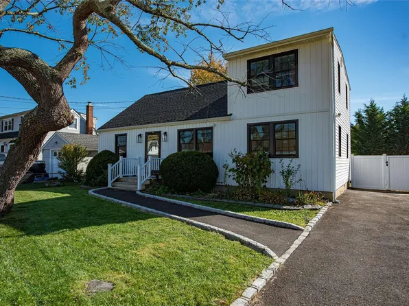 20 Kensington Court, Copiague, NY 11726