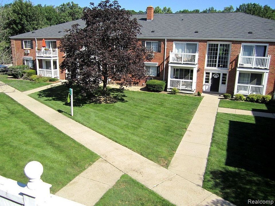1st image of 2425A Torquay Ave #202