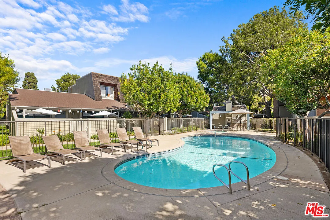 3 bed, 2.5 bath, 1585 sqft, $5,995 — Photo 3