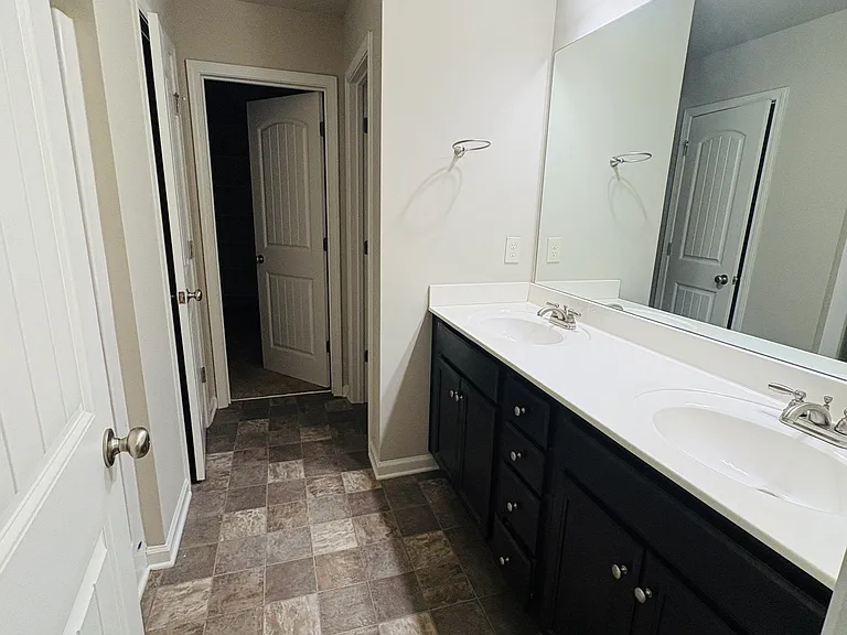 751 Walnut Woods Dr — Photo 5