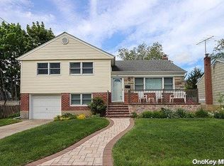 22 Barbara Dr, Syosset, NY 11791