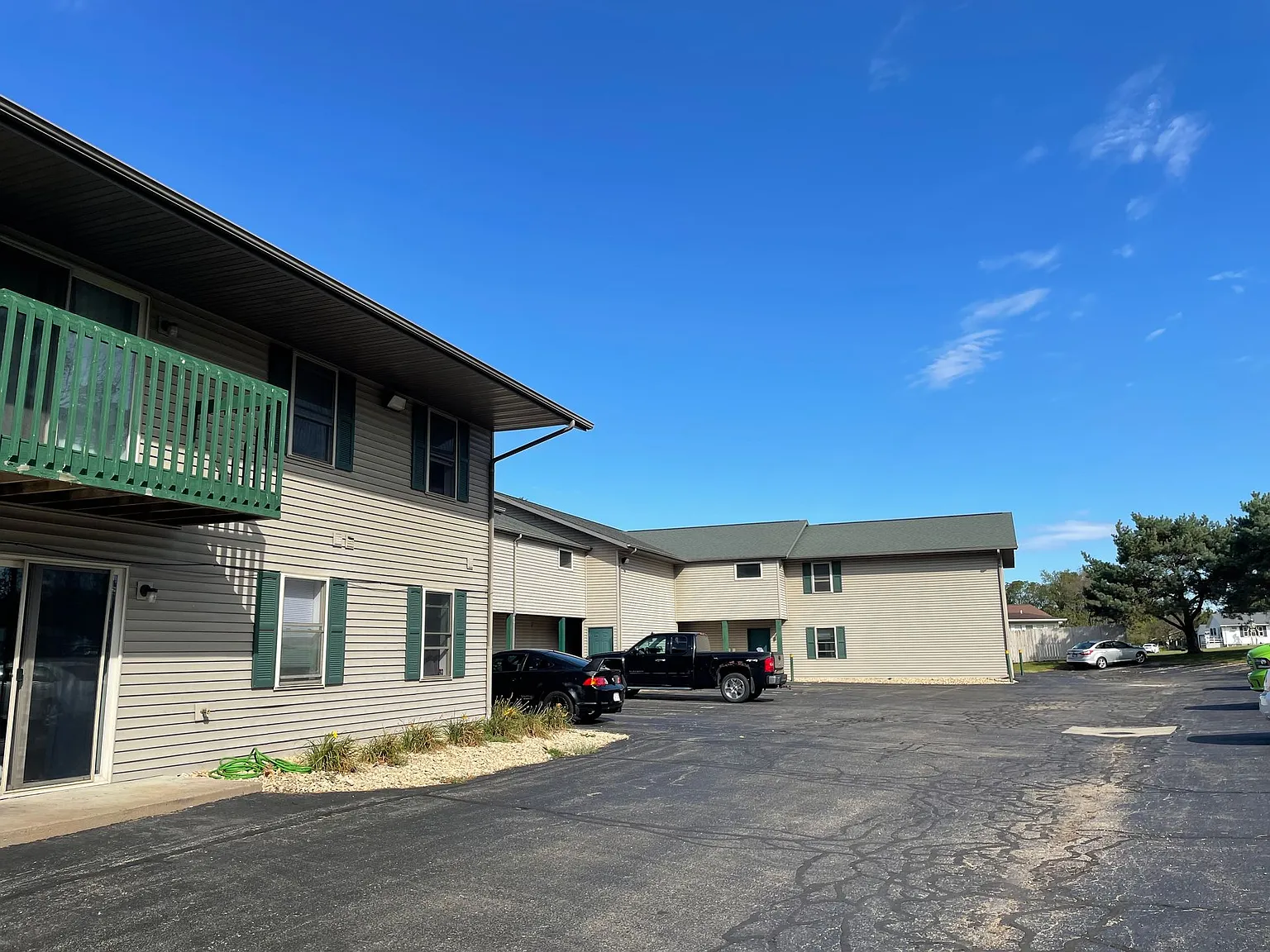 PIONEER RIDGE APARTMENTS — Photo 2