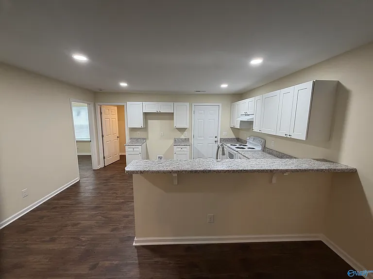 821 Moulton St E — Photo 6