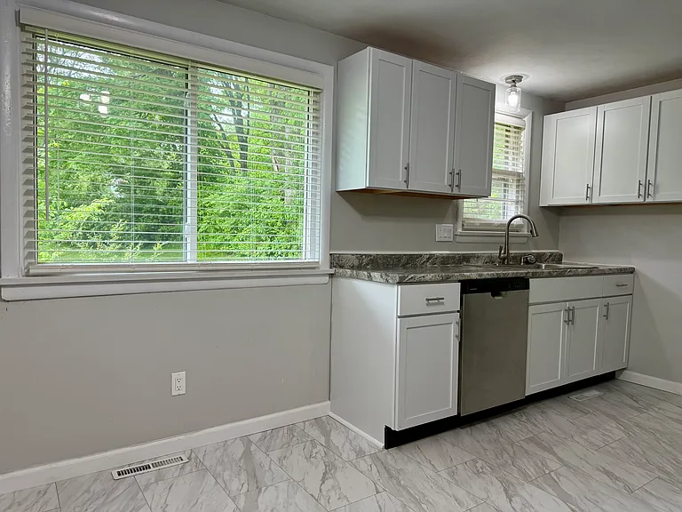 1156 Royal Dr — Photo 5