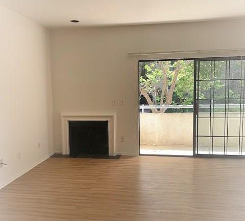 4th image of 1931 Overland Ave #104