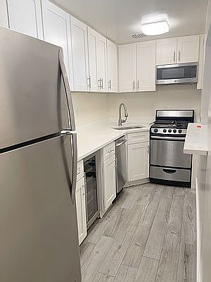 4th image of 24 W 76th St APT Bf