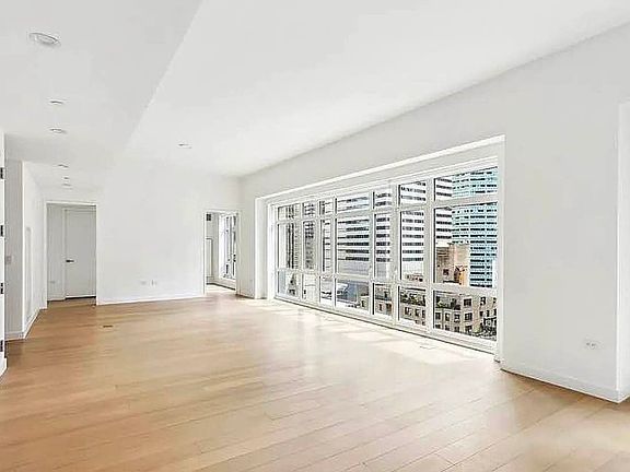 4th image of 115 E 55th St APT 19A