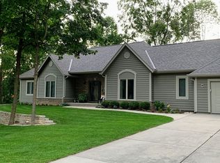 N74W22566 Twin Oaks Ct, Sussex, WI