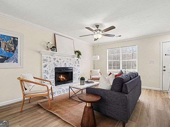 3rd image of 430 Pilgrim Ln