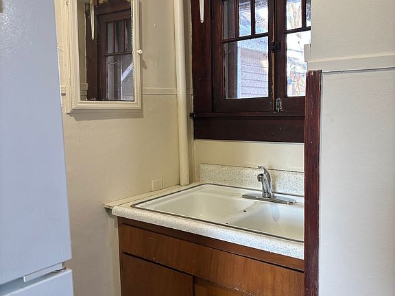 4th image of 415 Putnam St APT 1