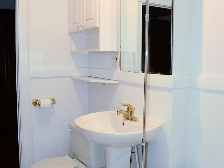 Bathroom (A & D walls)