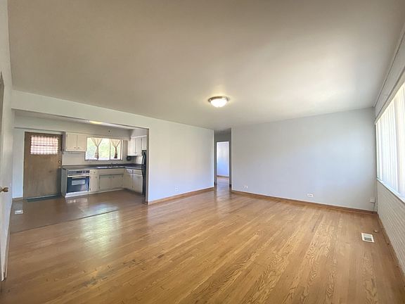 4th image of 2 Garden Dr APT 3