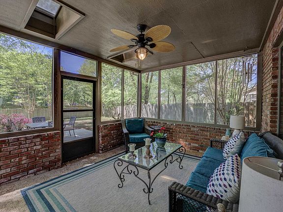 4th image of 2027 N Bridge Dr