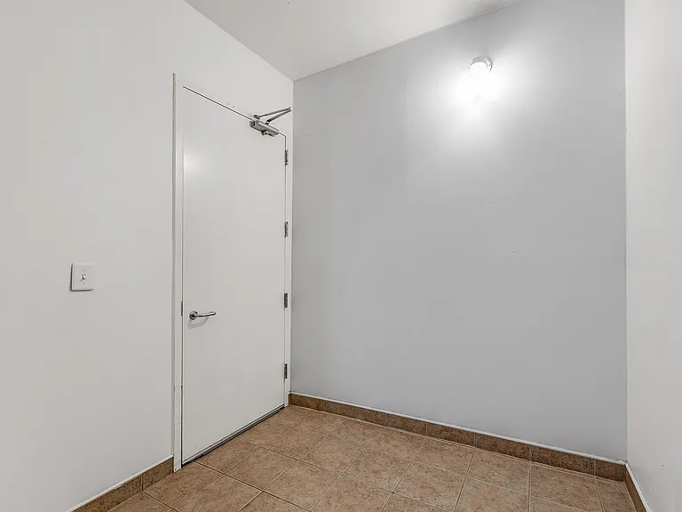1083 Hyde St — Photo 26