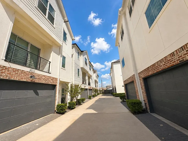 4907 Avenue J — Photo 20