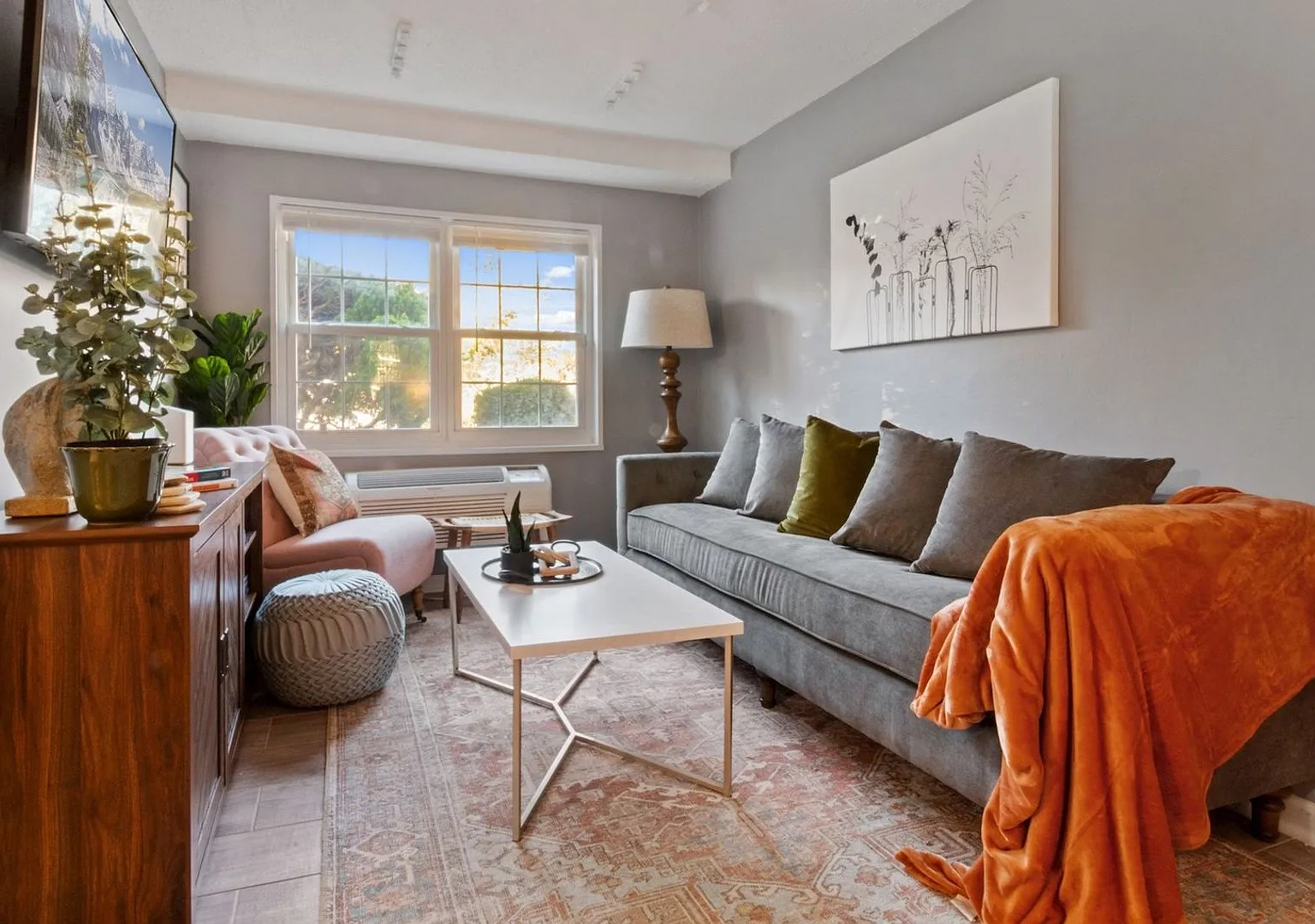 Plug and Play Luxury Condo Next to the Metro: Parking & Utilities Included — Photo 1