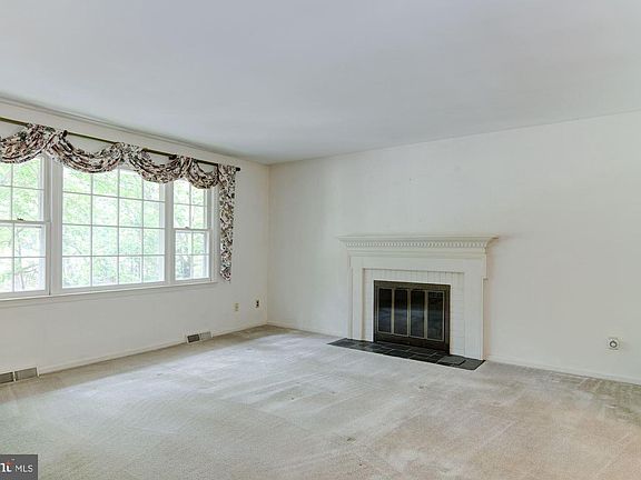 3rd image of 1008 Spain Dr