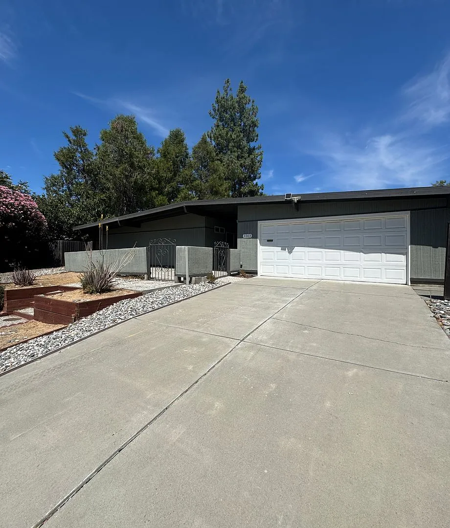 Beautiful & Spacious 4-Bedroom Home in Prime Davis Location — Photo 2