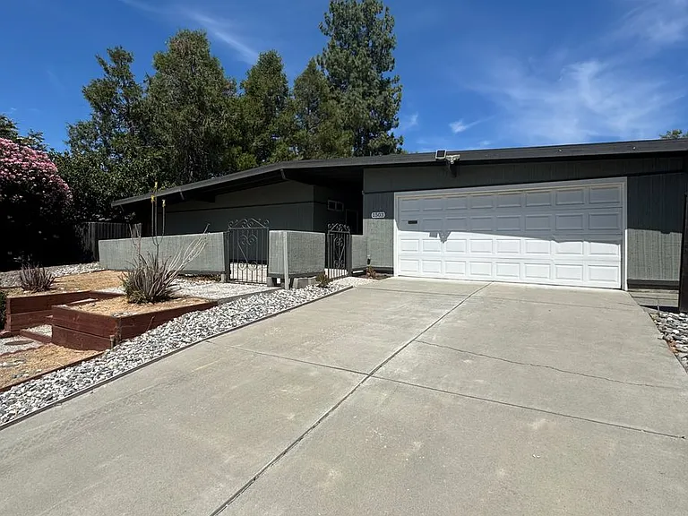 1503 Brown Dr — Photo 2