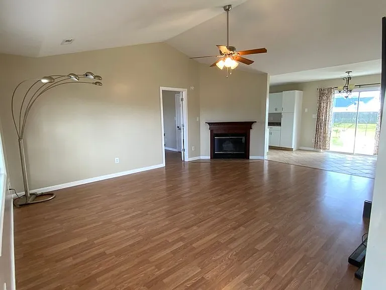 205 Zachary Ln — Photo 2
