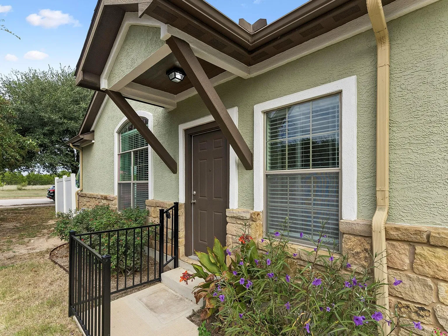 3 bed, 2.0 bath, 1330 sqft, $2,150 — Photo 4