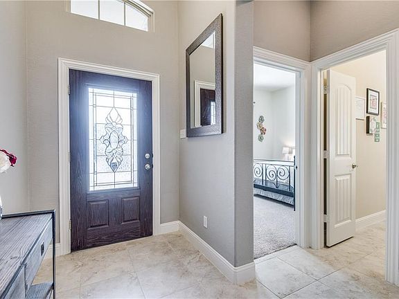 4th image of 565 Lake Bluff Ave