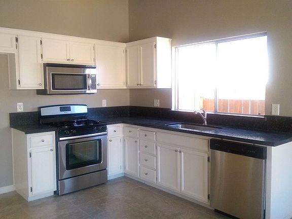 5th image of 534 N Santa Monica St