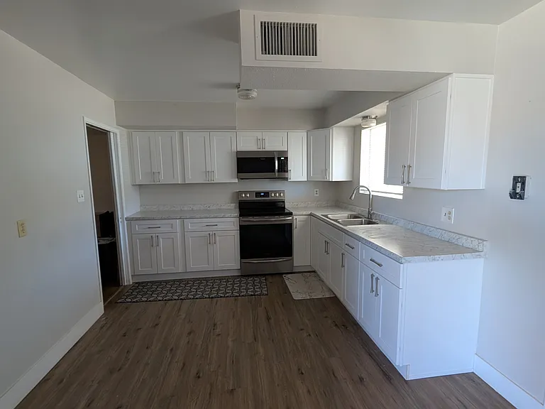 5225 N 35th Dr — Photo 5
