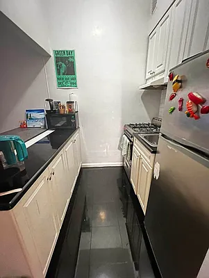 Rented by Salon Realty Corp | media 7