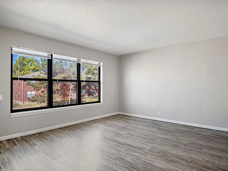 Hillside Apartments — Photo 3