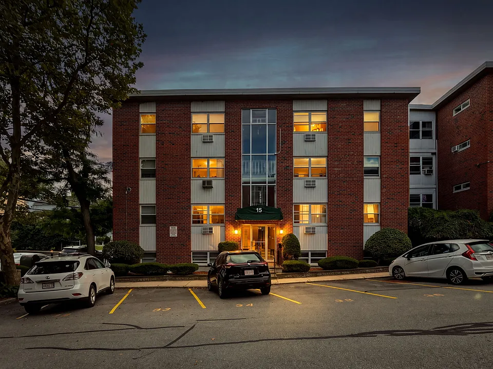 15 Commonwealth Ct #10